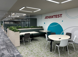 「ADVANTEST」のロゴサイン