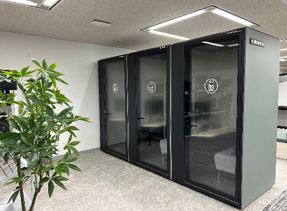 オンラインミーティングなどで利用するフルクローズブース