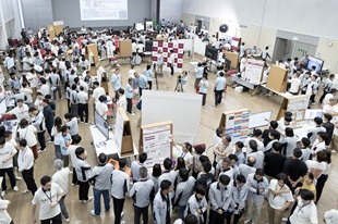 RAKUICHIの会場に大勢の参加者が集まっている写真
